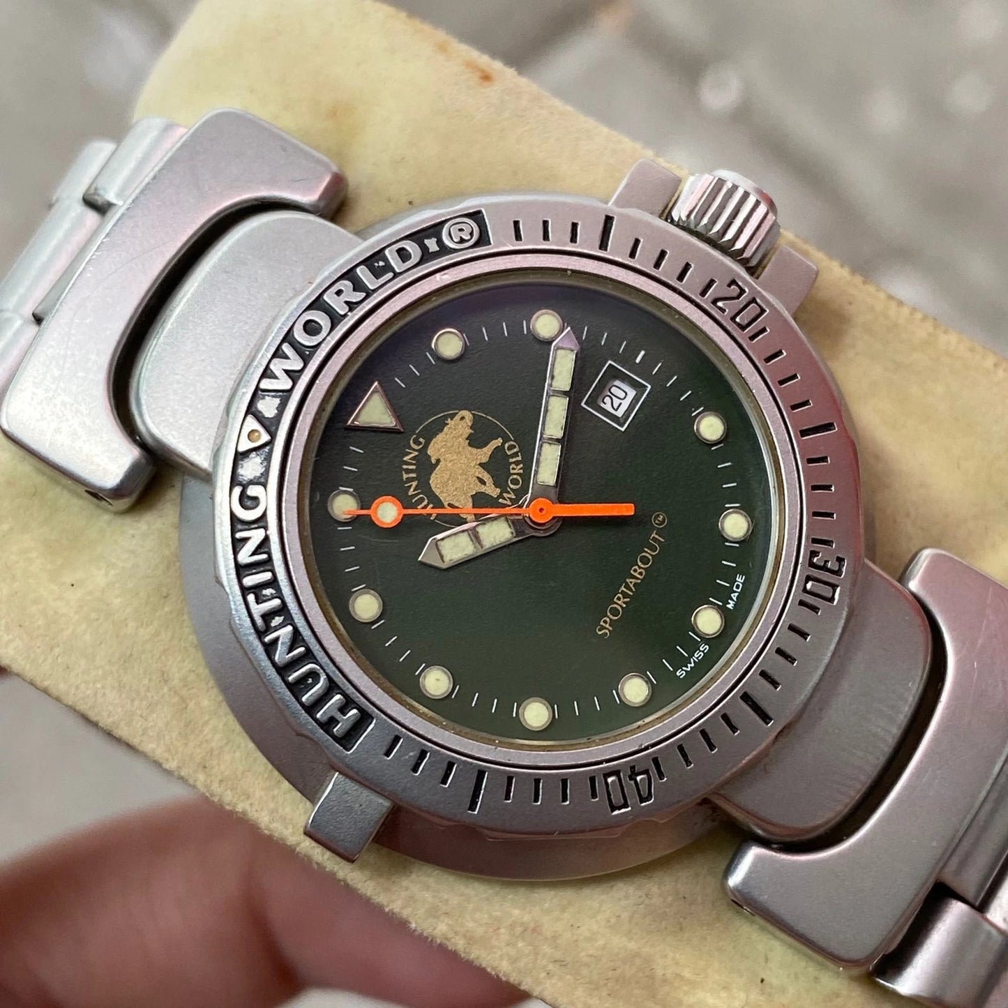 Rare Hunting World Green Dial Date Quartz Swiss Made Classic Dress Watch Vintage
