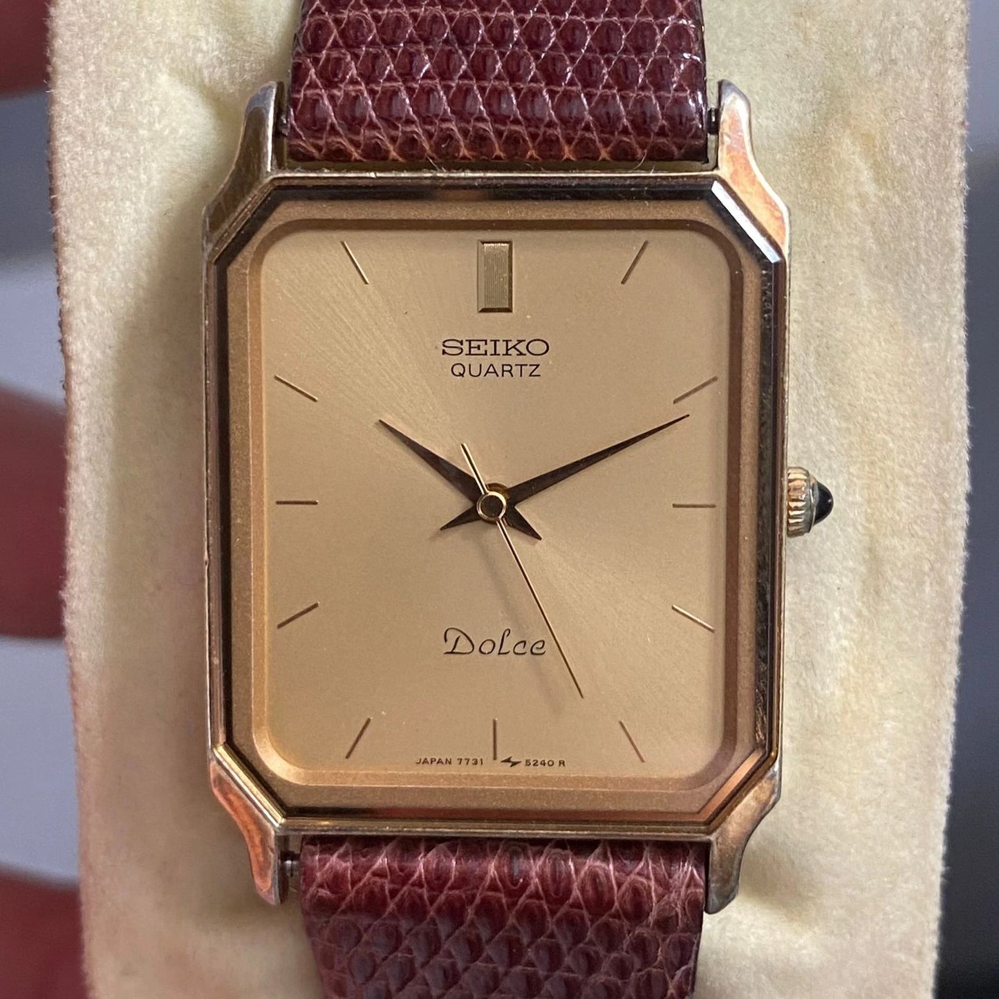 Rare Seiko Dolce Quartz Tank Gold Thin Index Baton Antimagnetic Vintage Watch