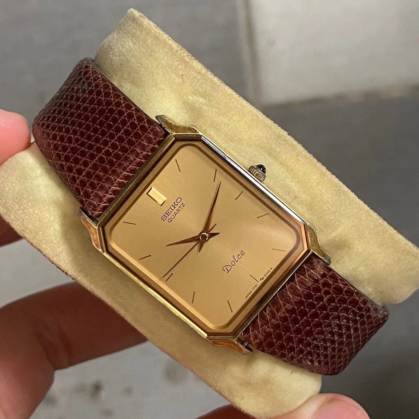 Rare Seiko Dolce Quartz Tank Gold Thin Index Baton Antimagnetic Vintage Watch