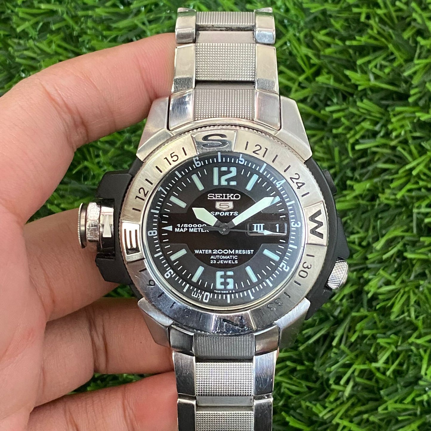 Rare Seiko 5 Sports Automatic Black Dial Atlas Map Meter Compass Bezel Watch
