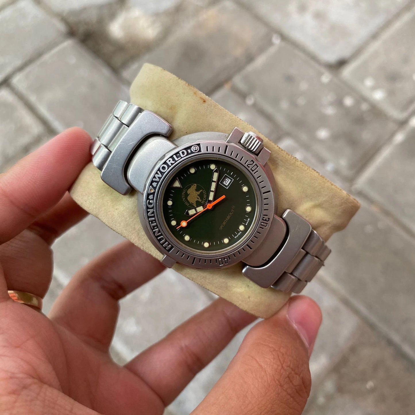 Rare Hunting World Green Dial Date Quartz Swiss Made Classic Dress Watch Vintage
