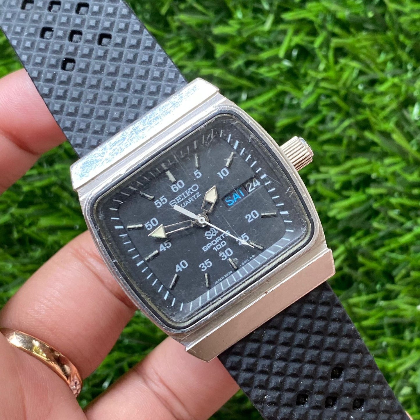 Rare Seiko Quartz SQ Sports 100 Square Black Dial Day Date Military Watch Men JR