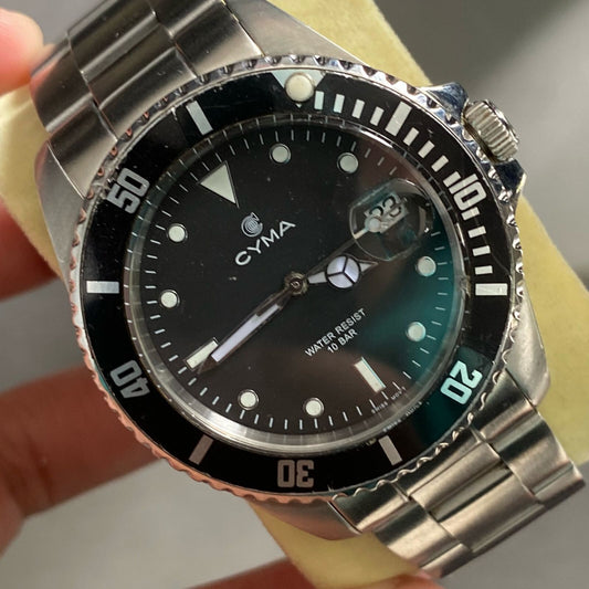 Rare Cyma Diver Quartz 8061544 Black Dial Day Date Swiss Made Vintage Men Watch