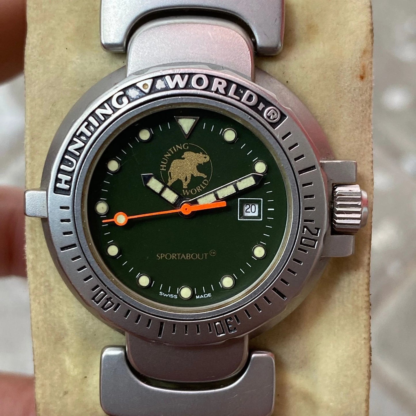 Rare Hunting World Green Dial Date Quartz Swiss Made Classic Dress Watch Vintage