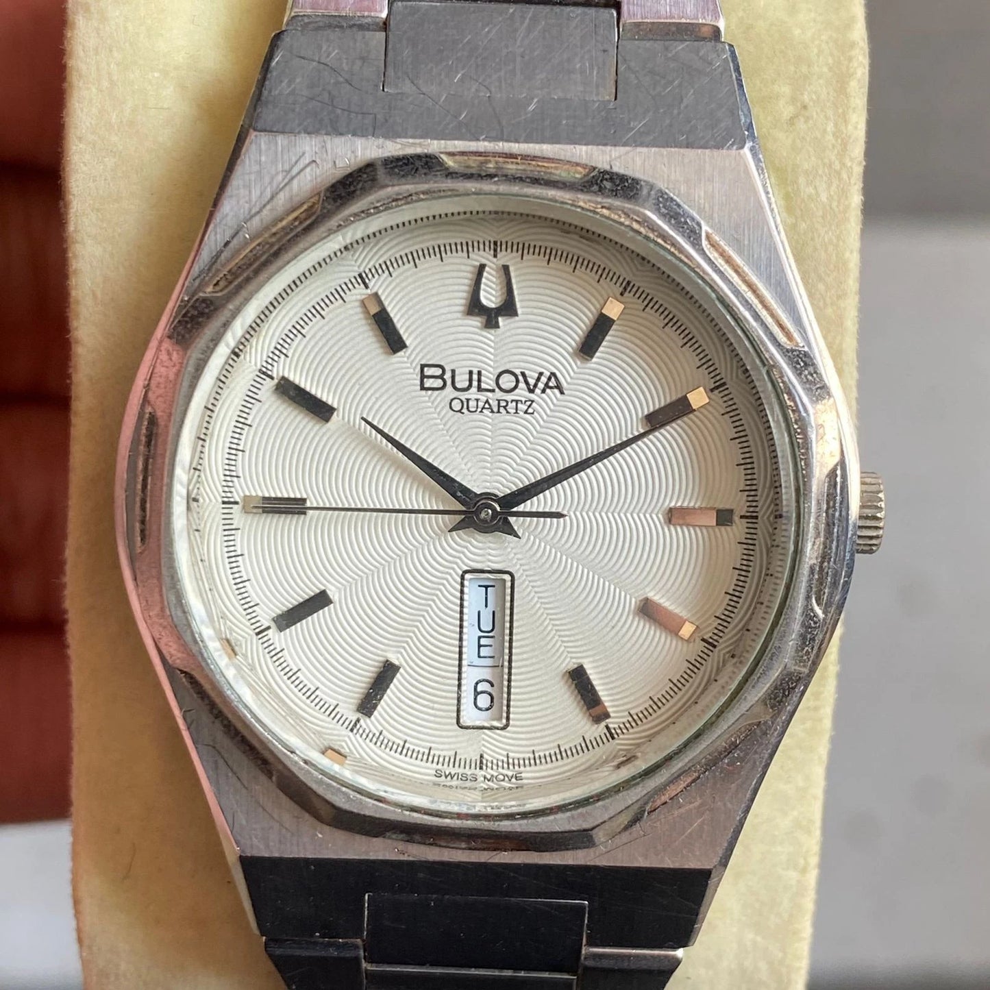 Rare Bulova Quartz White Dial Gerald Oak Style Day Date Vintage Swiss Watch Men