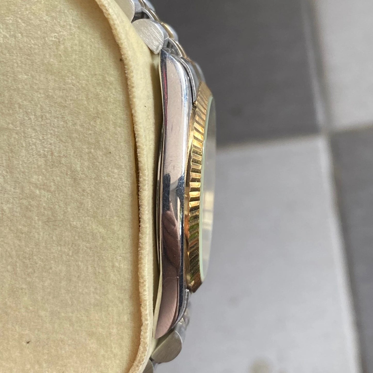 Rare Bulova Super Seville Calender Quartz Two Tone Gold Dial Vintage Watch Men