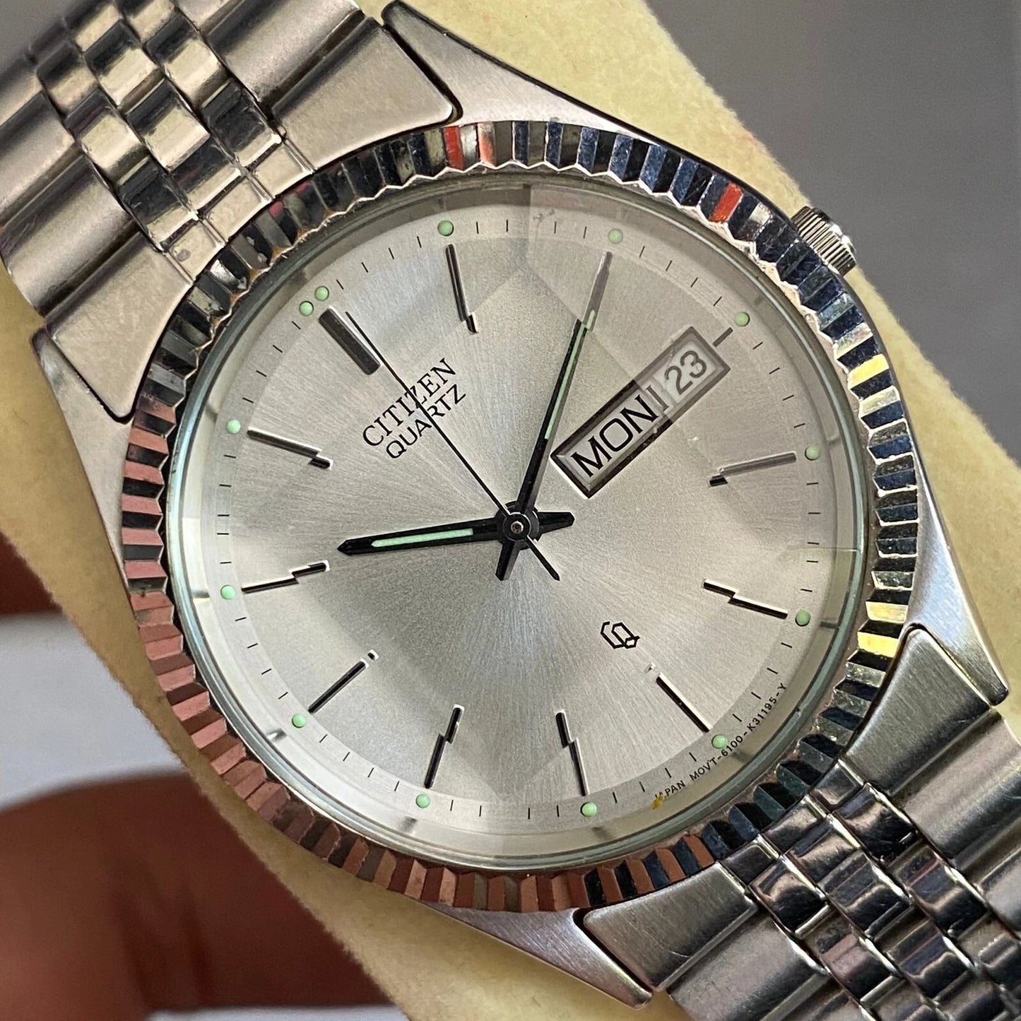 Rare Citizen Crystron Quartz Day Date Faceted Glass Silver Dial Watch Vintage