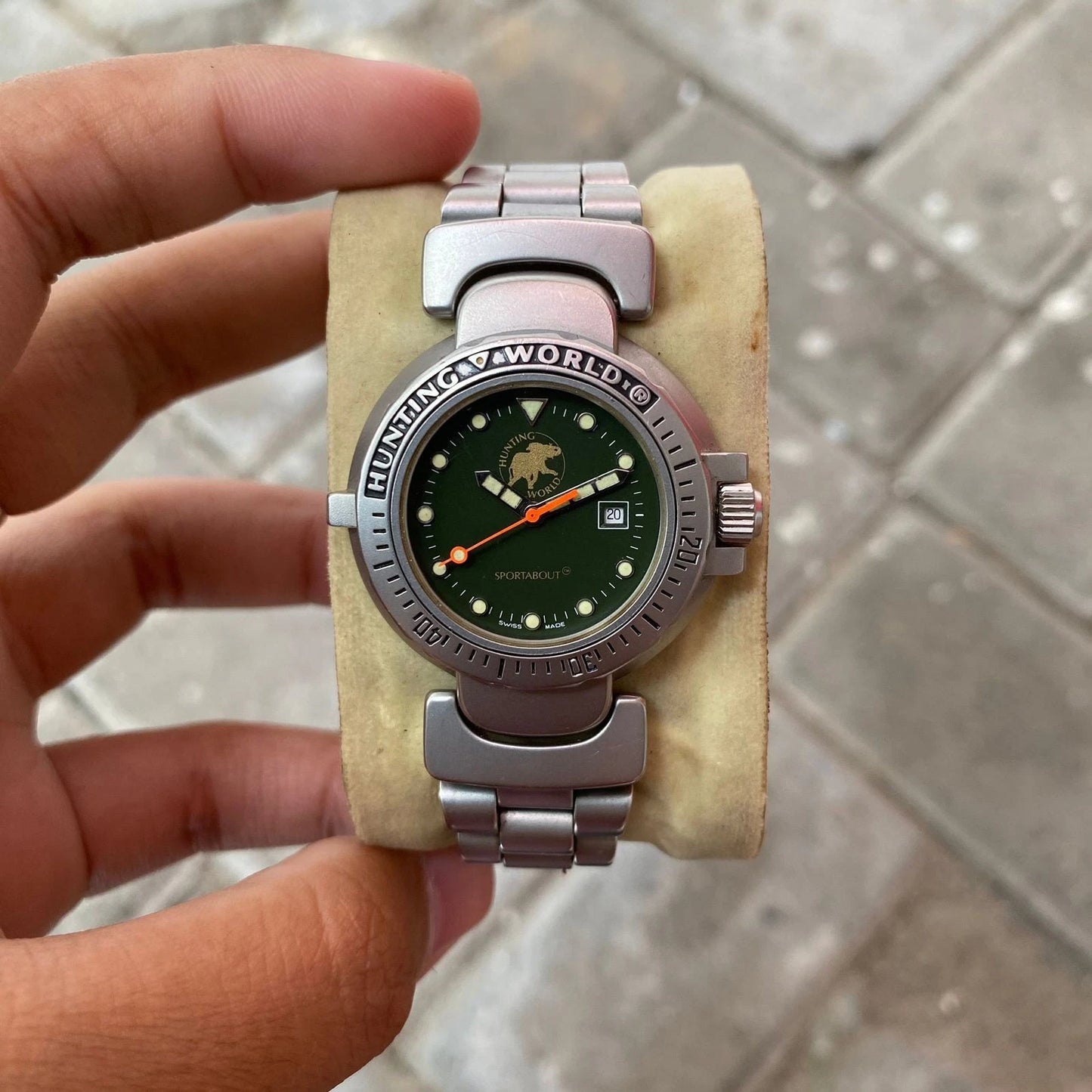 Rare Hunting World Green Dial Date Quartz Swiss Made Classic Dress Watch Vintage