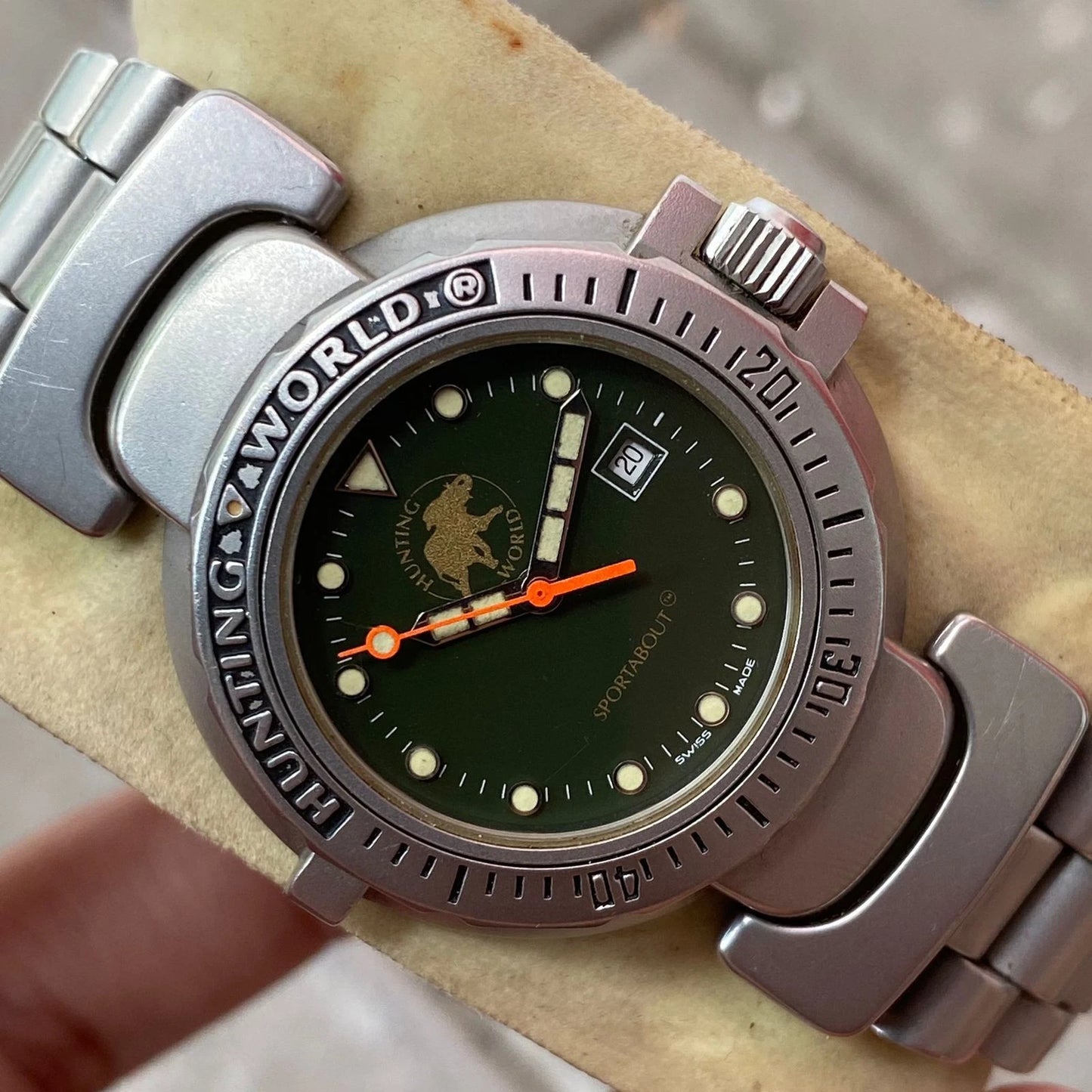 Rare Hunting World Green Dial Date Quartz Swiss Made Classic Dress Watch Vintage