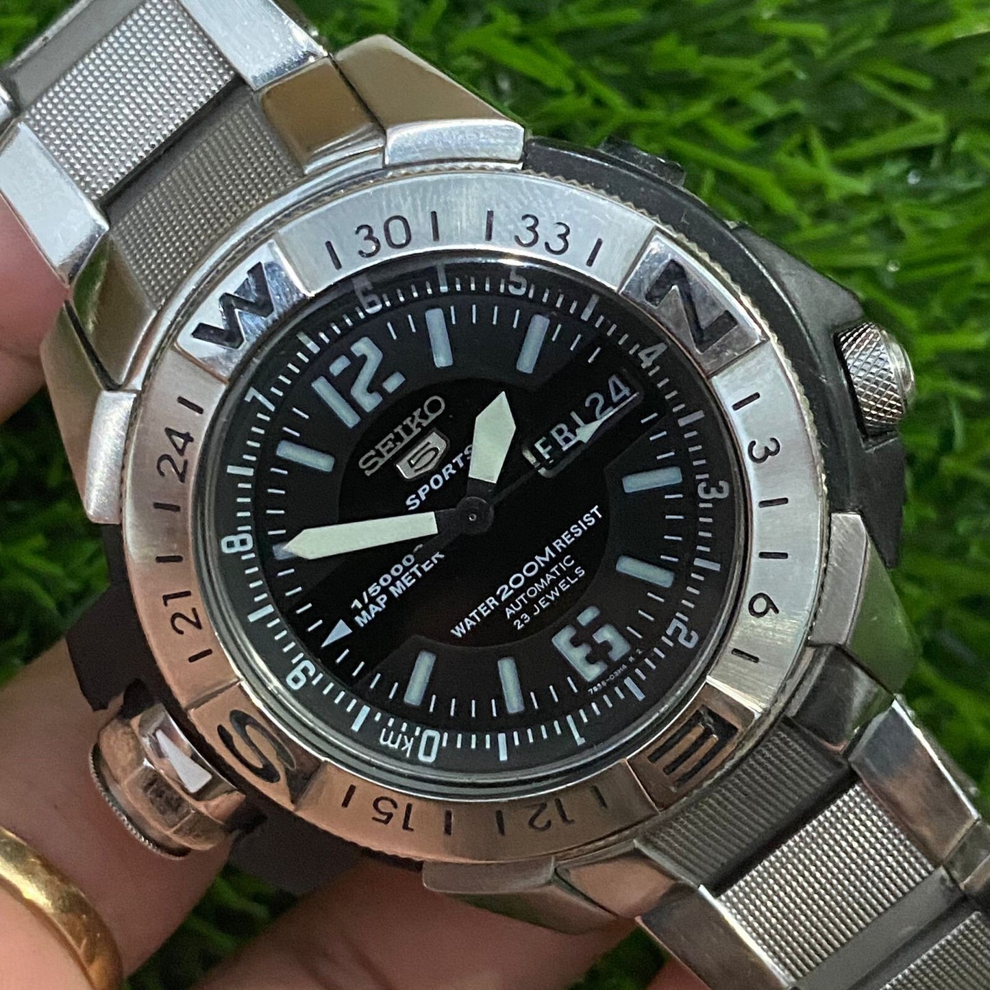 Rare Seiko 5 Sports Automatic Black Dial Atlas Map Meter Compass Bezel Watch
