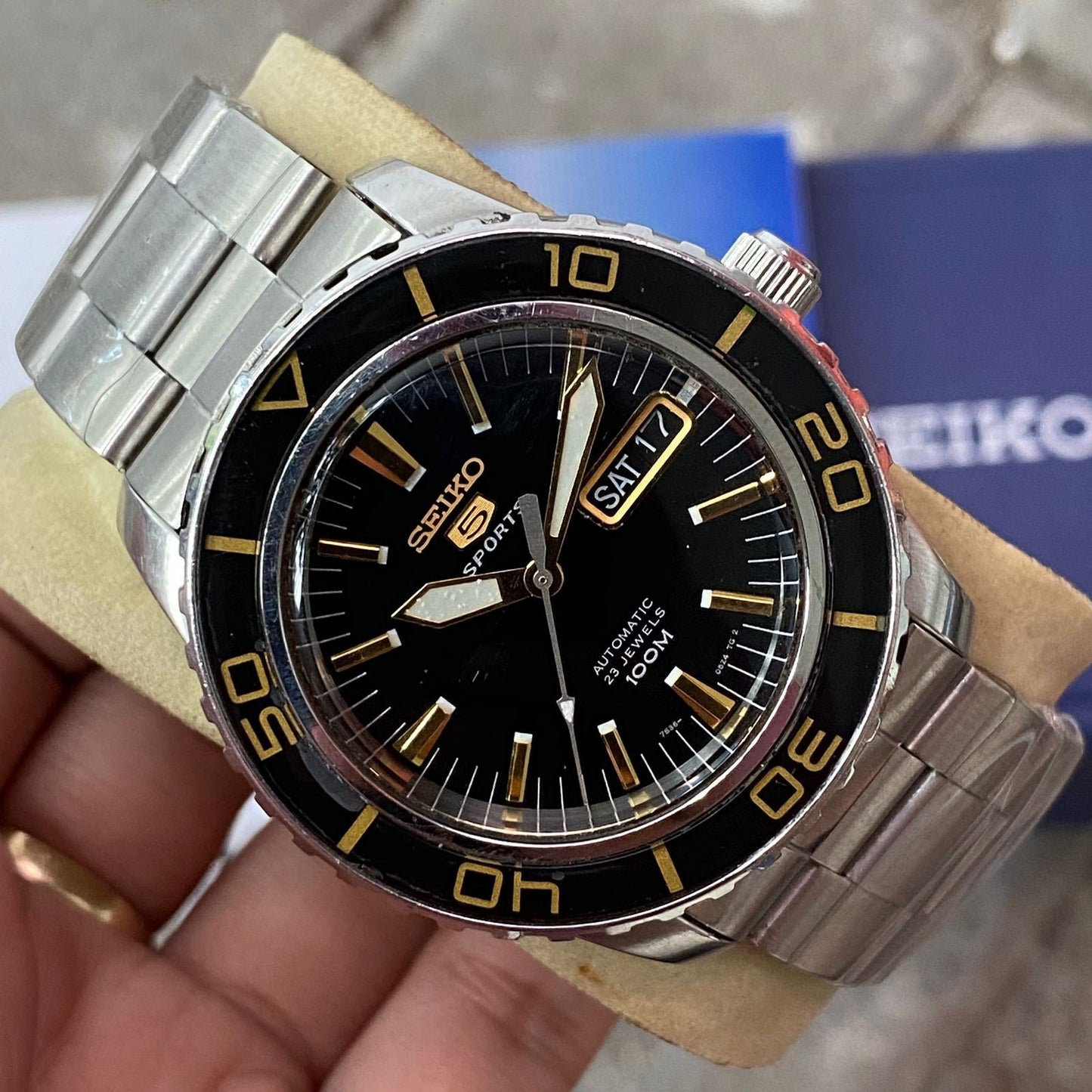 Rare Seiko 5 Sports SNZH57K1 Automatic Black Dial Gold Fifty Fanthoms Watch Men