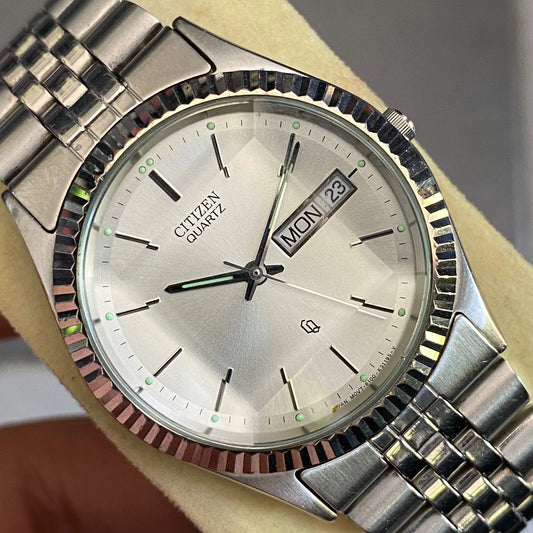 Rare Citizen Crystron Quartz Day Date Faceted Glass Silver Dial Watch Vintage