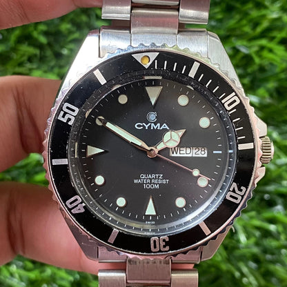 Rare Cyma Diver 8061544 Day Date Quartz 100m Black Dial Swiss Watch Vintage Men