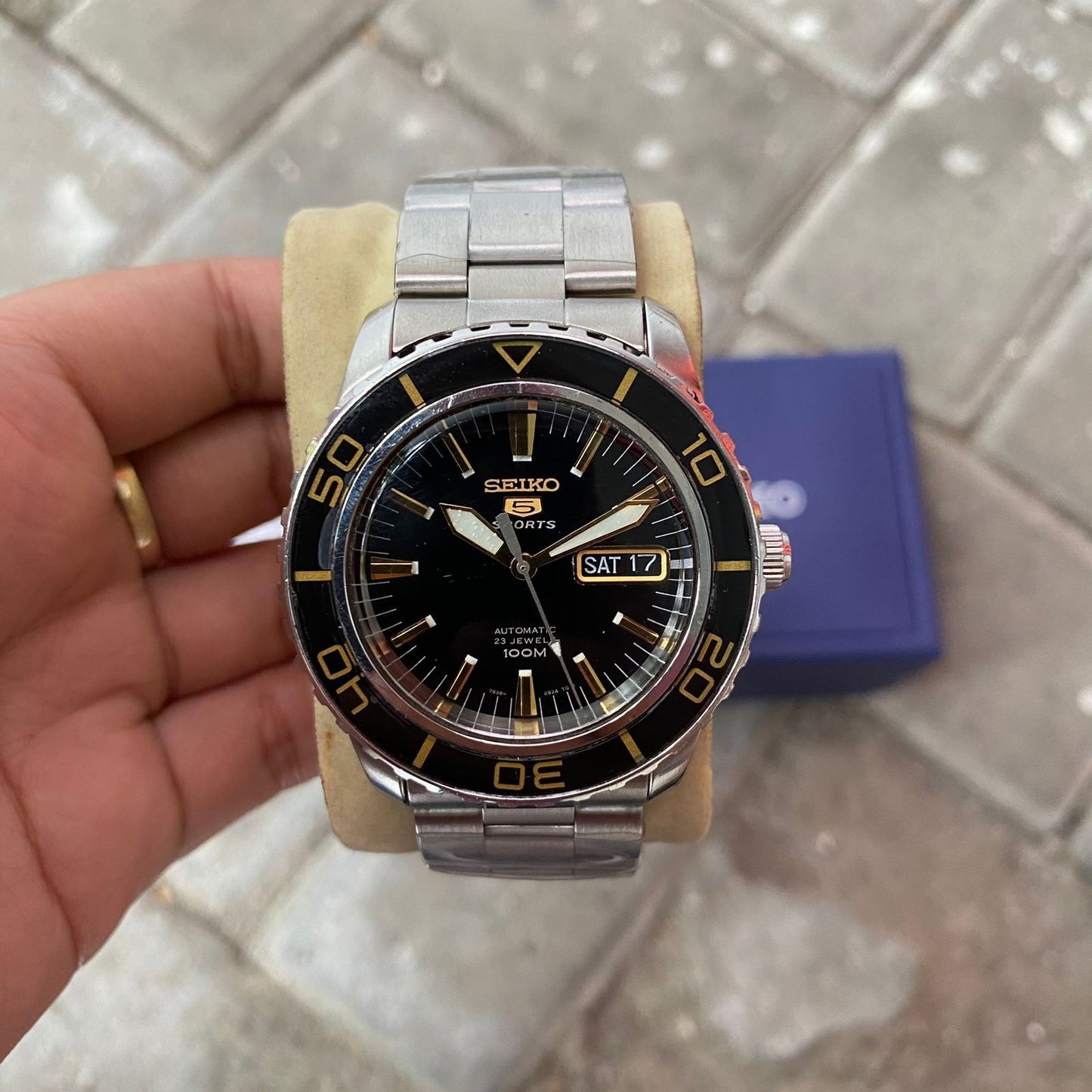 Rare Seiko 5 Sports SNZH57K1 Automatic Black Dial Gold Fifty Fanthoms Watch Men