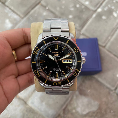 Rare Seiko 5 Sports SNZH57K1 Automatic Black Dial Gold Fifty Fanthoms Watch Men