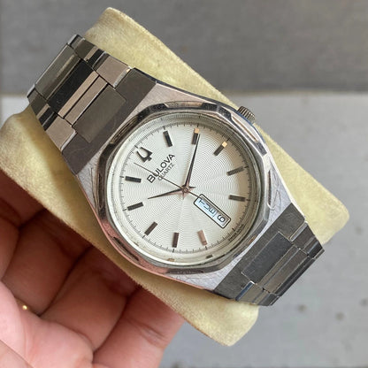 Rare Bulova Quartz White Dial Gerald Oak Style Day Date Vintage Swiss Watch Men