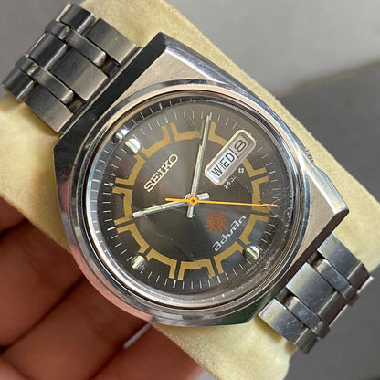 RARE Seiko Advan 6106-7550 Day Date Black Dial Faceted Vintage Asymetrical Watch