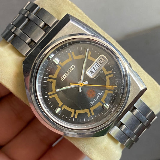RARE Seiko Advan 6106-7550 Day Date Black Dial Faceted Vintage Asymetrical Watch